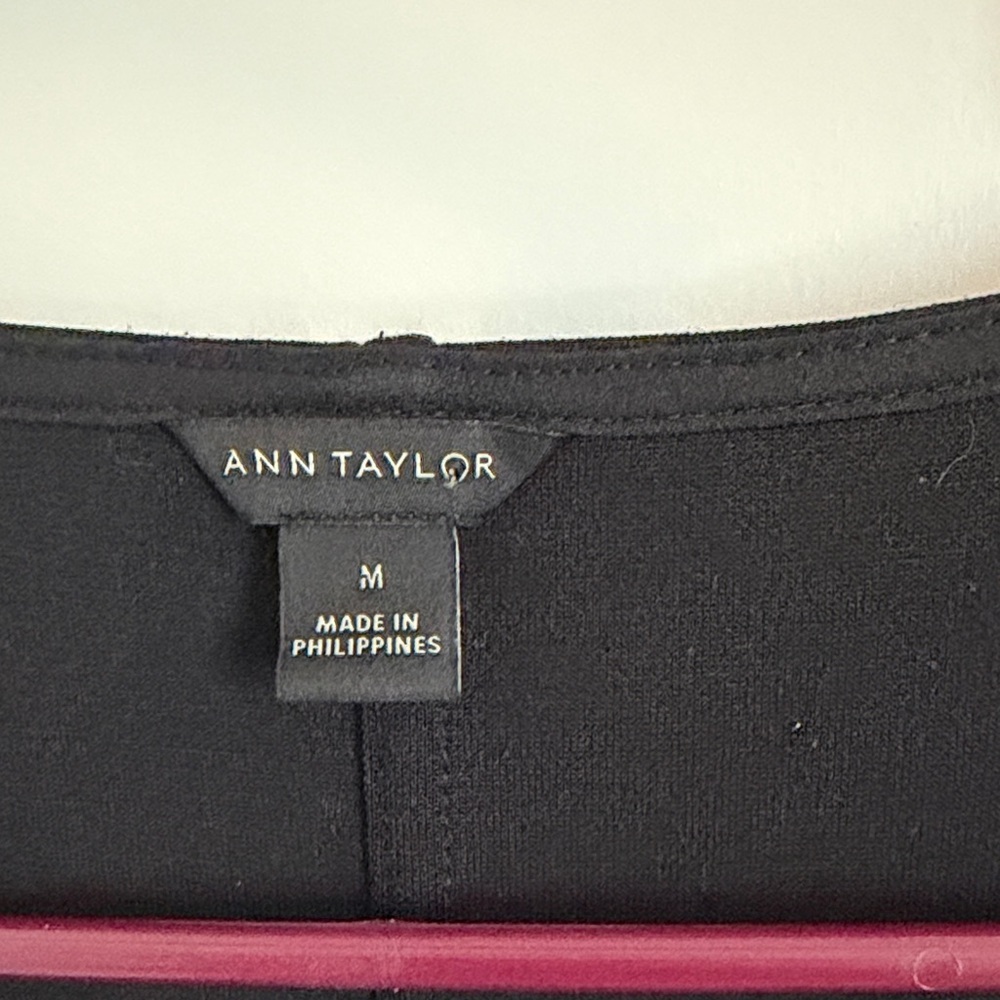 Ann Taylor Black V-Neck Short Sleeve Knit Top Size M - Picture 2 of 4